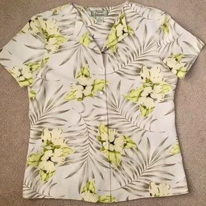 Tommy Bahama Womens fitted tropical print short sleeve camp shirt.